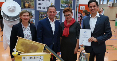 Umweltminister Thorsten Glauber ehrt die Steigerwaldschule Ebrach Umweltminister Thorsten Glauber ehrt die Steigerwaldschule Ebrach