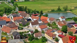 Dorf von oben Sanierung der Elsendorfer Kirche beendet. Luftaufnahme Drohnenaufnahme