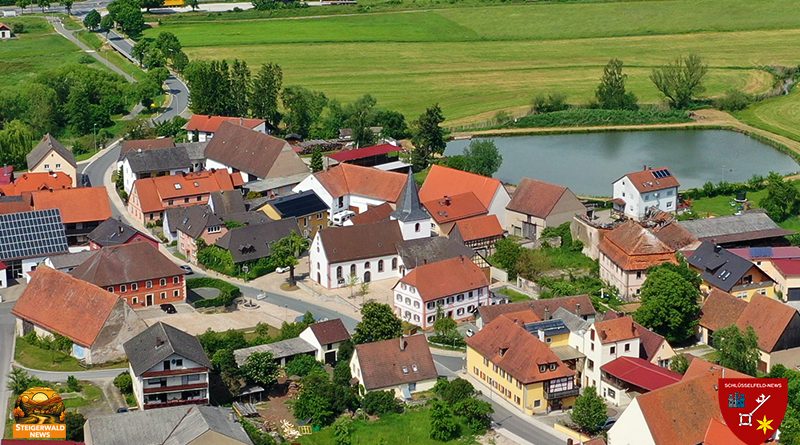 Dorf von oben Sanierung der Elsendorfer Kirche beendet. Luftaufnahme Drohnenaufnahme