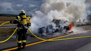 Pkw-Brand auf der Autobahn bei Schlüsselfeld