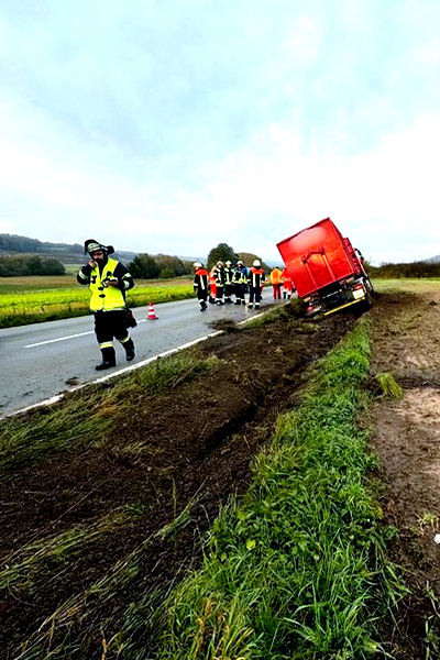 Lkw-Unfall bei Rambach - Fahrzeug landet im Straßengraben