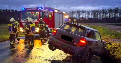 Alleinbeteiligter Verkehrsunfall bei Höchstadt: Feuerwehr im Einsatz