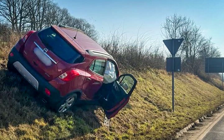 Zwei Pkw bei Schlüsselfeld am 08.02.2025 auf der Staatsstraße 2260 beschädigt Auto steht schräg auf der Böschung