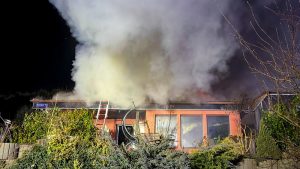 Tödlicher Dachstuhlbrand in Aschbach – Zwei Gebäude zerstört