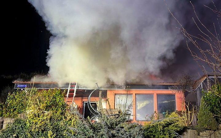 Tödlicher Dachstuhlbrand in Aschbach – Zwei Gebäude zerstört