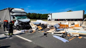 Auffahrunfall auf der A3 - Wohnwagen in Einzelteilen über Fahrbahn verteilt