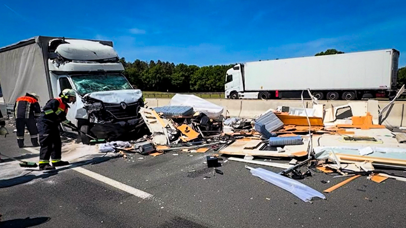 Unfall A3 01 Auffahrunfall auf der A3 - Wohnwagen in Einzelteilen über Fahrbahn verteilt