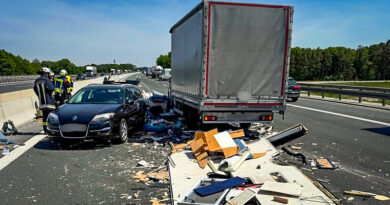 Auffahrunfall auf der A3 - Wohnwagen in Einzelteilen über Fahrbahn verteilt