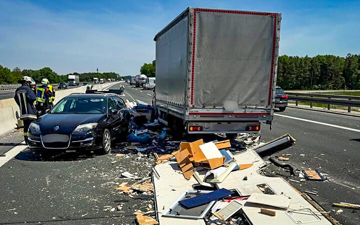 Auffahrunfall auf der A3 - Wohnwagen in Einzelteilen über Fahrbahn verteilt
