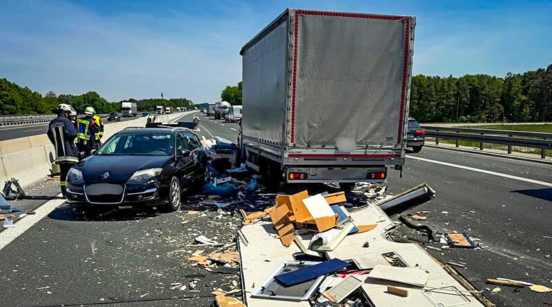 Auffahrunfall auf der A3 - Wohnwagen in Einzelteilen über Fahrbahn verteilt