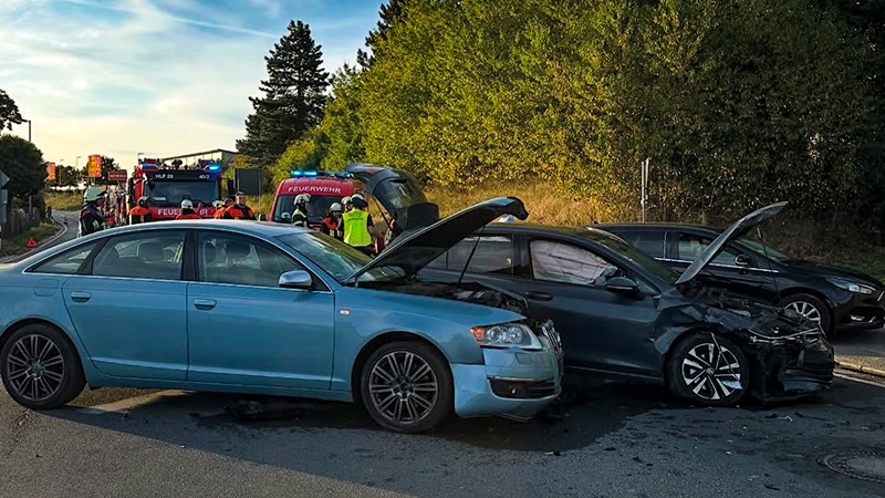Verkehrsunfall bei Attelsdorf: Drei Autos beteiligt – eine Person verletzt