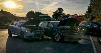 Header Bild - Verkehrsunfall bei Attelsdorf: Drei Autos beteiligt – eine Person verletzt