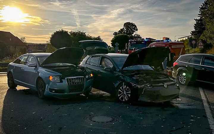Header Bild - Verkehrsunfall bei Attelsdorf: Drei Autos beteiligt – eine Person verletzt