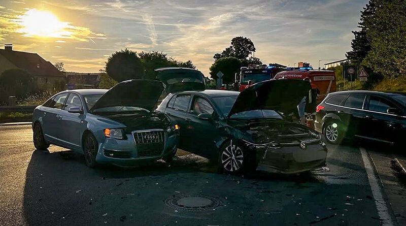 Header Bild - Verkehrsunfall bei Attelsdorf: Drei Autos beteiligt – eine Person verletzt