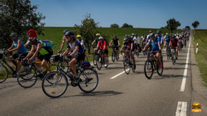 BR-Radltour 2025 - Radler-Tross rollt durch Ulsenheim