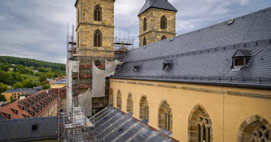 St. Michael kehrt Schritt für Schritt ins Stadtbild zurück. Baugerüst, Baustelle, Kirche in Bamberg, Sanierung