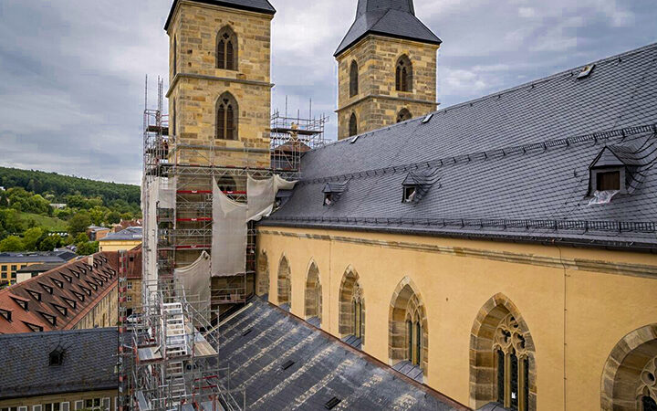 St. Michael kehrt Schritt für Schritt ins Stadtbild zurück. Baugerüst, Baustelle, Kirche in Bamberg, Sanierung