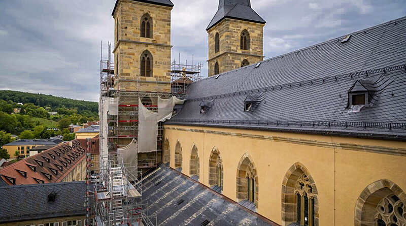 St. Michael kehrt Schritt für Schritt ins Stadtbild zurück. Baugerüst, Baustelle, Kirche in Bamberg, Sanierung