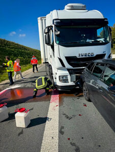 LKW fährt auf PKW auf – Glück im Unglück auf der A3 bei Schlüsselfeld