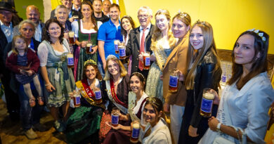 Anstich für das 12. Landkreisbier 36 Kreisla. Ein Bernstein Lager von drei Brauereien würdigt die einzigartige Bierkultur im Landkreis Bamberg.