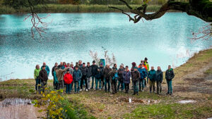 Nachhaltige Fischzucht in Trabelsdorf begeistert Besucher - Rundgang führte zu den Bio-Karpfen. 40 Interessierte erleben die nachhaltige Teichwirtschaft in Trabelsdorf