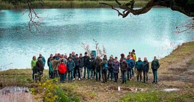 Nachhaltige Fischzucht in Trabelsdorf begeistert Besucher - Rundgang führte zu den Bio-Karpfen. 40 Interessierte erleben die nachhaltige Teichwirtschaft in Trabelsdorf