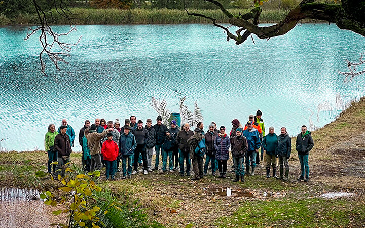 Nachhaltige Fischzucht in Trabelsdorf begeistert Besucher - Rundgang führte zu den Bio-Karpfen. 40 Interessierte erleben die nachhaltige Teichwirtschaft in Trabelsdorf