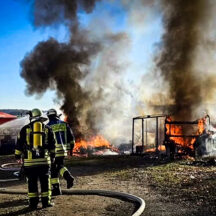 Großbrand am Freizeitland Geiselwind: Vier Wohnwägen in Flammen – Feuerwehr verhindert Schlimmeres