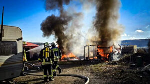 Großbrand am Freizeitland Geiselwind: Vier Wohnwägen in Flammen – Feuerwehr verhindert Schlimmeres