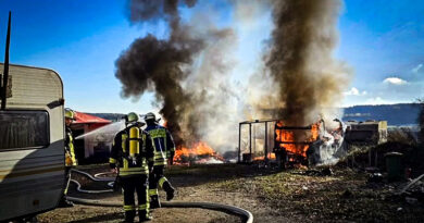 Großbrand am Freizeitland Geiselwind: Vier Wohnwägen in Flammen – Feuerwehr verhindert Schlimmeres