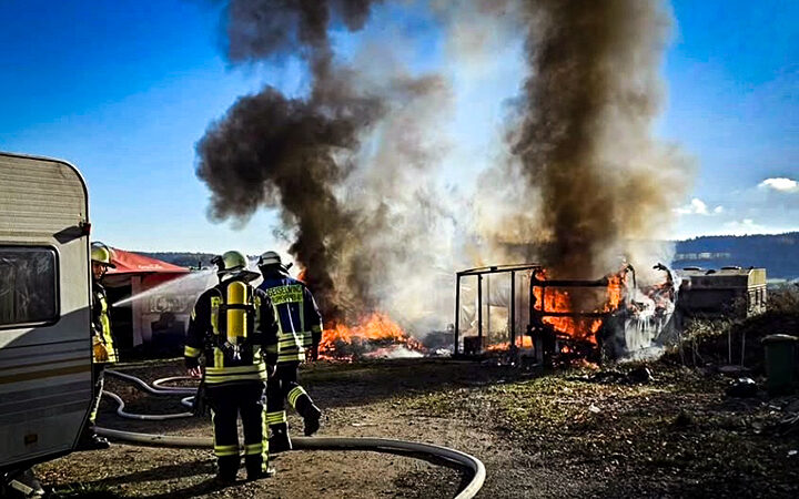 Großbrand am Freizeitland Geiselwind: Vier Wohnwägen in Flammen – Feuerwehr verhindert Schlimmeres