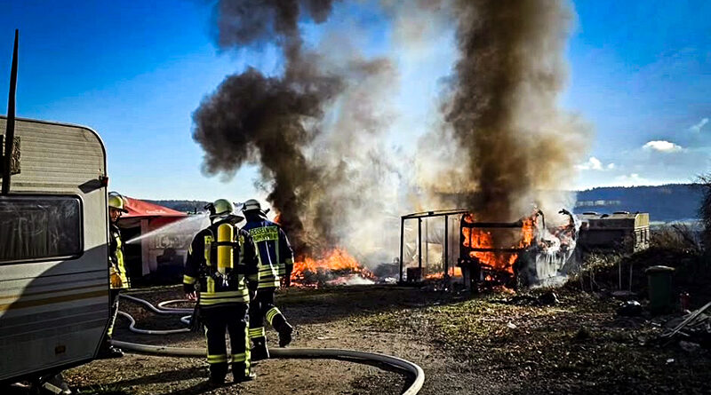 Großbrand am Freizeitland Geiselwind: Vier Wohnwägen in Flammen – Feuerwehr verhindert Schlimmeres