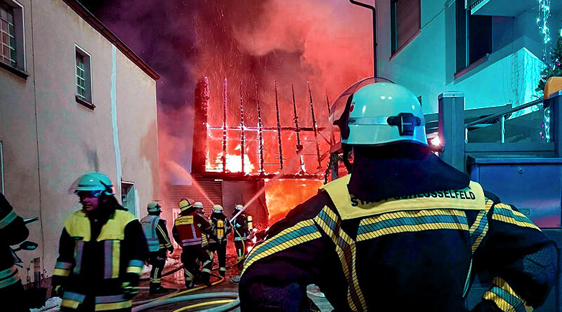 Scheunenbrand in Thüngfeld - Großaufgebot verhindert Schlimmeres