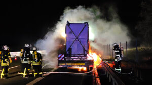 Nacht-Drama auf der A3 - Riesen-Akku entgeht nur knapp der Feuer-Katastrophe. Feuerwehr Geiselwind und Feuerwehr Schlüsselfeld - Autobahn