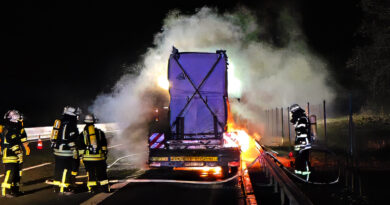 Nacht-Drama auf der A3 - Riesen-Akku entgeht nur knapp der Feuer-Katastrophe. Feuerwehr Geiselwind und Feuerwehr Schlüsselfeld - Autobahn