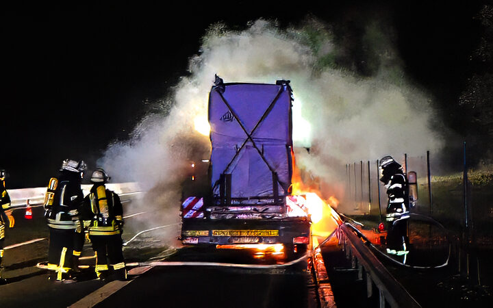 Nacht-Drama auf der A3 - Riesen-Akku entgeht nur knapp der Feuer-Katastrophe. Feuerwehr Geiselwind und Feuerwehr Schlüsselfeld - Autobahn