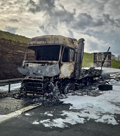 brennender LKW auf der A3 bei Raststätte Steigerwald