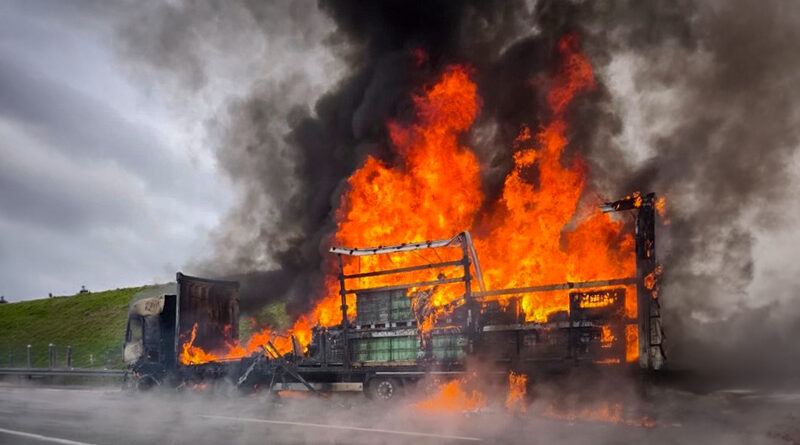 Lkw-Brand auf der A3 Richtung Nürnberg - Mehrere Feuerwehren im Großeinsatz