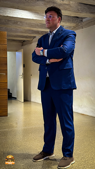 Gerd Richard Neumeier stellt sich den Fragen des Publikums während des KI-Vortrages in der Zehntscheune Schlüsselfeld