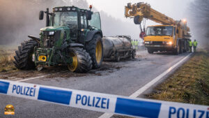 Schwerer Unfall bei Neustadt an der Aisch zwischen Pahres und Neumühle: Verursacher flüchtet nach Überholmanöver