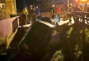 Kurioser Unfall in Steppach bei Pommersfelden: Eine Autofahrerin schob ein geparktes Auto von einer Brücke in den Stöckleinsbach. Feuerwehr, Polizei und Rettungsdienst waren im Einsatz.