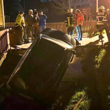 Kurioser Unfall in Steppach bei Pommersfelden: Eine Autofahrerin schob ein geparktes Auto von einer Brücke in den Stöckleinsbach. Feuerwehr, Polizei und Rettungsdienst waren im Einsatz.