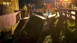 Kurioser Unfall in Steppach bei Pommersfelden: Eine Autofahrerin schob ein geparktes Auto von einer Brücke in den Stöckleinsbach. Feuerwehr, Polizei und Rettungsdienst waren im Einsatz.