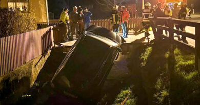 Kurioser Unfall in Steppach bei Pommersfelden: Eine Autofahrerin schob ein geparktes Auto von einer Brücke in den Stöckleinsbach. Feuerwehr, Polizei und Rettungsdienst waren im Einsatz.