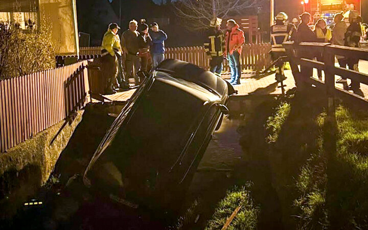 Kurioser Unfall in Steppach bei Pommersfelden: Eine Autofahrerin schob ein geparktes Auto von einer Brücke in den Stöckleinsbach. Feuerwehr, Polizei und Rettungsdienst waren im Einsatz.