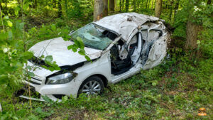 Bei einem schweren Unfall auf der Kreisstraße zwischen Ilmenau und Burggrub kam ein Autofahrer ums Leben. Die Feuerwehr Geiselwind war mehrere Stunden im Einsatz.