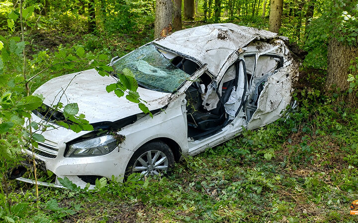 Bei einem schweren Unfall auf der Kreisstraße zwischen Ilmenau und Burggrub kam ein Autofahrer ums Leben. Die Feuerwehr Geiselwind war mehrere Stunden im Einsatz.