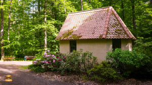 Versteckter Ort im Wald: Die Marienkapelle bei Ampferbach. Raststätte für Wanderer mit Parkbank und Infotafel