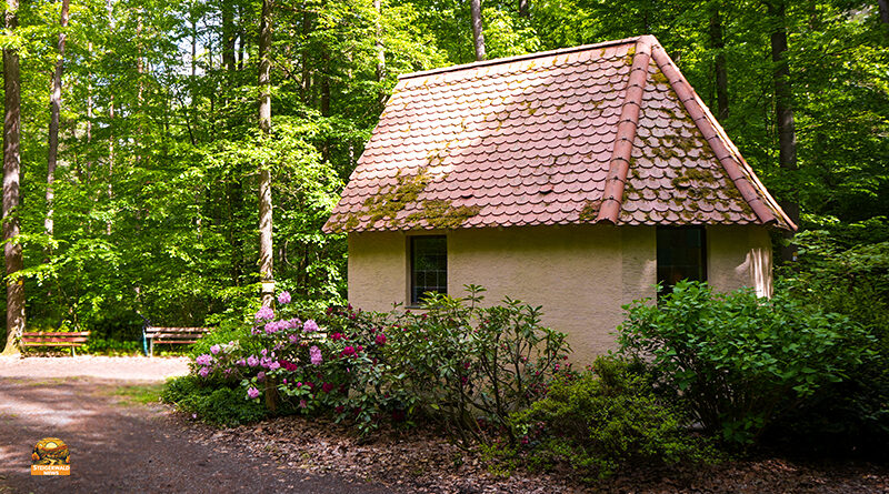 Versteckter Ort im Wald: Die Marienkapelle bei Ampferbach. Raststätte für Wanderer mit Parkbank und Infotafel