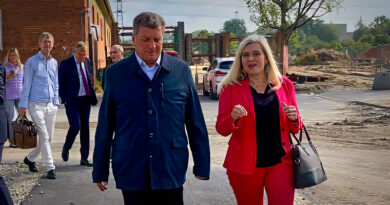 Melanie Huml diskutiert auf einer Baustelle - Über 1,3 Millionen Euro Städtebauförderung für Bamberg – auch Priesendorf profitiert